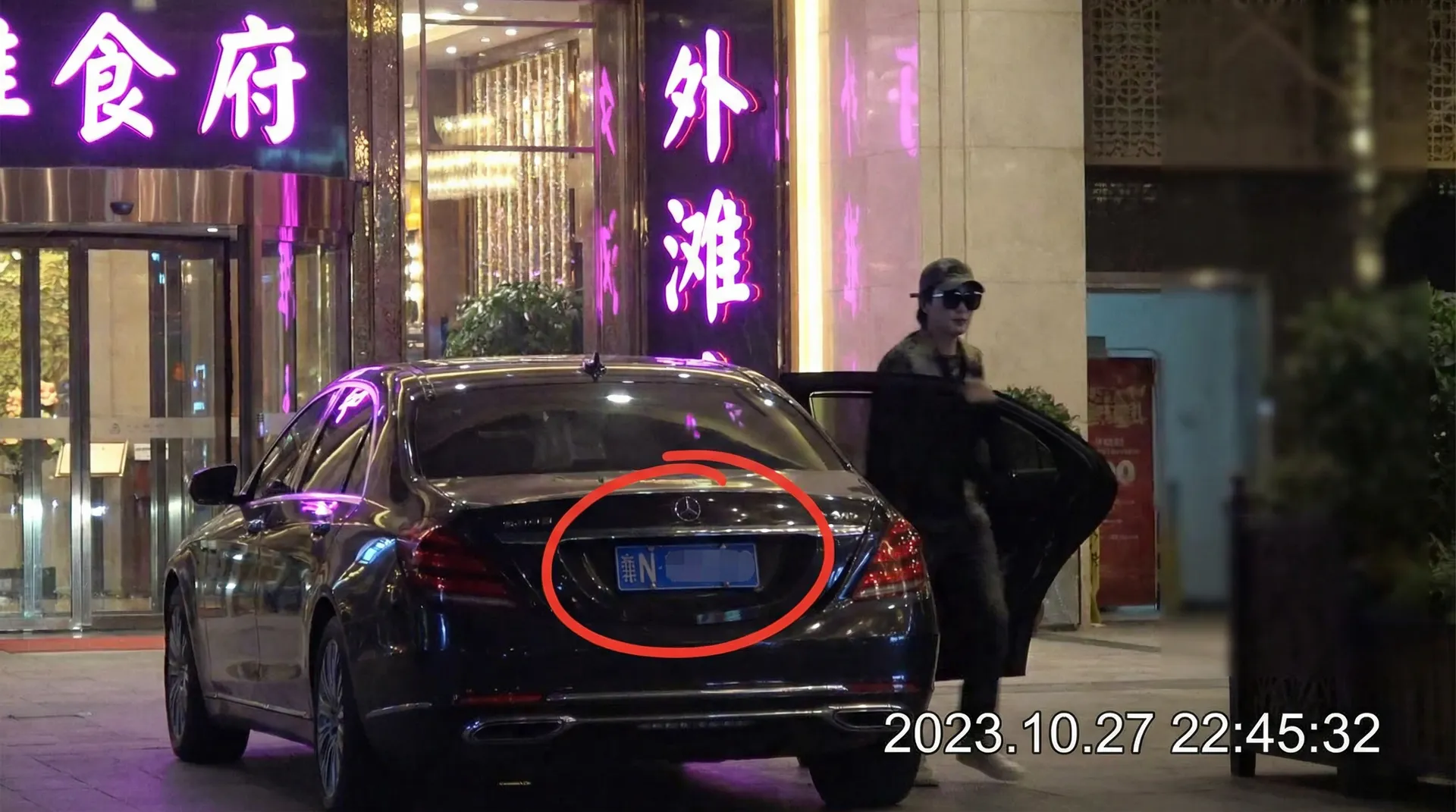 幼水铃衣 - 豪车餐厅外偷拍